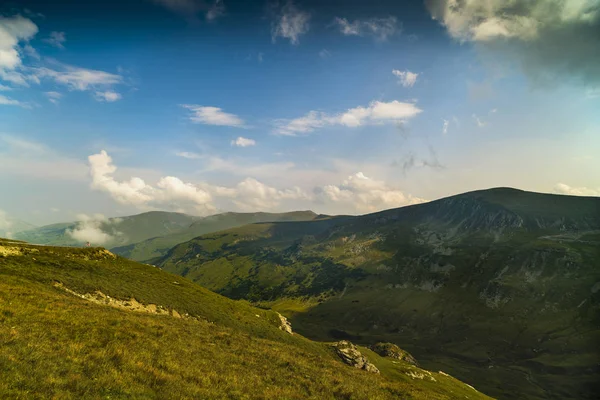 Bellissimo paesaggio montano con nuvole sopra — Foto Stock