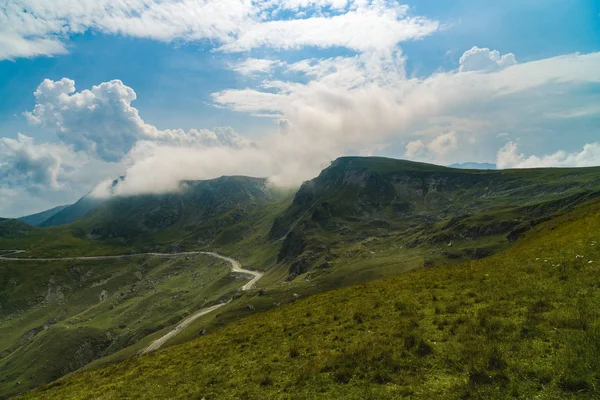 Spektakuläre Straße auf dem Berg in den Karpaten in — Stockfoto