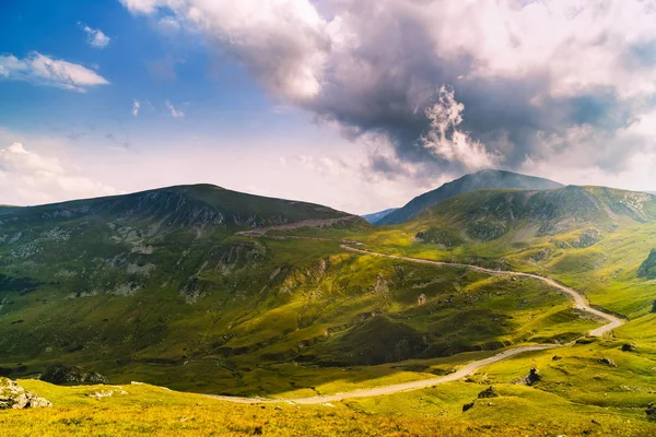 Estrada espetacular na montanha nas montanhas dos Cárpatos em — Fotografia de Stock