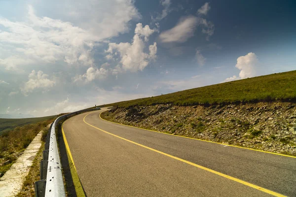 Estrada espetacular na montanha nas montanhas dos Cárpatos em — Fotografia de Stock