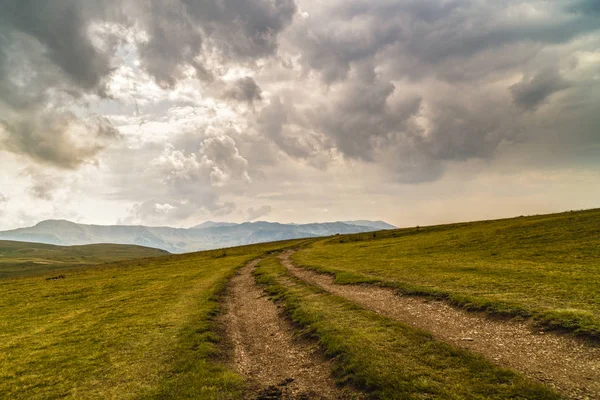 Velkolepé cesta na horu v pohoří Karpat v — Stock fotografie