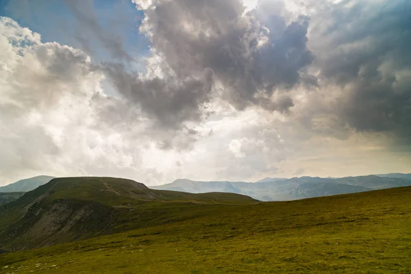 Krásné horské scenérie s nad mraky — Stock fotografie