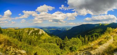 Bir yaz gününde Balkanlar'da güzel dağ panorama
