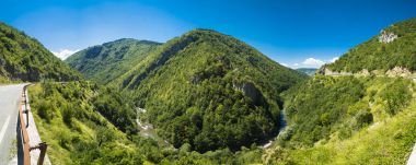 Bir yaz gününde Balkanlar'da güzel dağ panorama