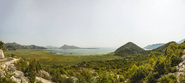 Panorama s Černou Horou Skadarské jezero — Stock fotografie