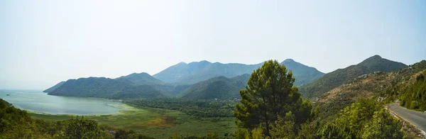 İşkodra Gölü Karadağ ile Panorama — Stok fotoğraf