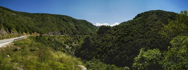 Schönes Bergpanorama auf dem Balkan an einem Sommertag — Stockfoto