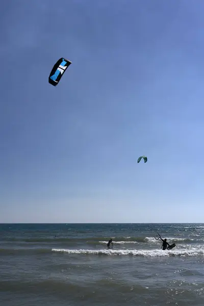Fotos de Long Beach em Montenegro encontro de kitesurfers (03 - — Fotografia de Stock