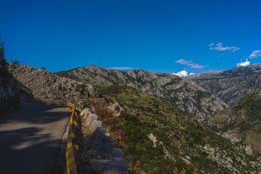 Yaz günü üzerinde bir dağ yolu ile manzara
