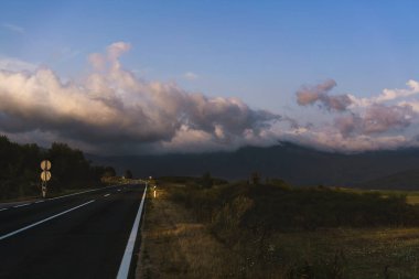 Yaz günü üzerinde bir dağ yolu ile manzara