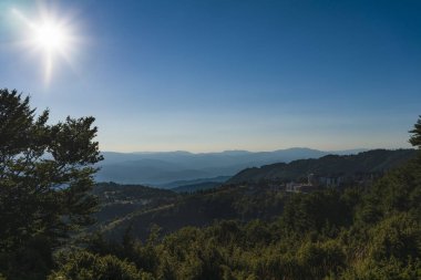 Dağ manzarası Balkan Avrupa'da bir yaz gününde