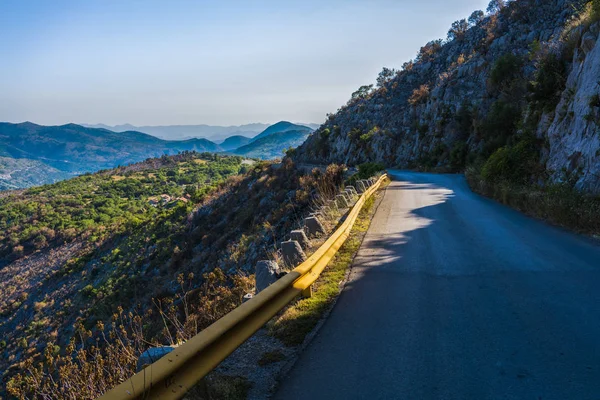 Yaz günü üzerinde bir dağ yolu ile manzara
