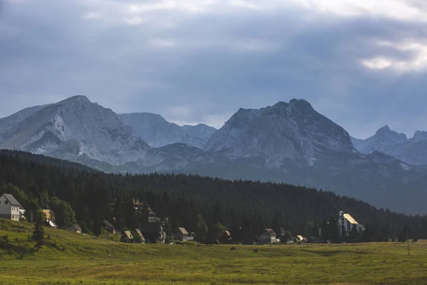 Гірські пейзажі на літній день в балканських Європи — стокове фото