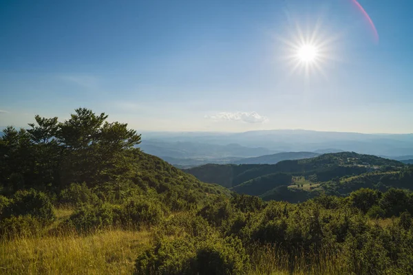 バルカンのヨーロッパの夏の日の山の風景 — ストック写真