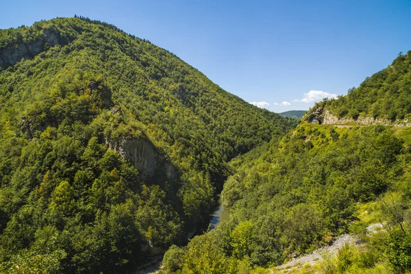 Berglandschaft an einem Sommertag in Balkaneuropa — Stockfoto