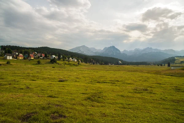 Гірські пейзажі на літній день в балканських Європи — стокове фото
