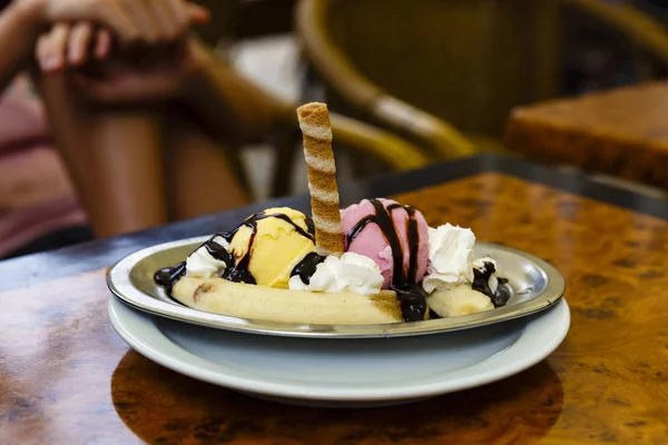 Crème glacée aux bananes et différentes saveurs de fruits sur une table — Photo