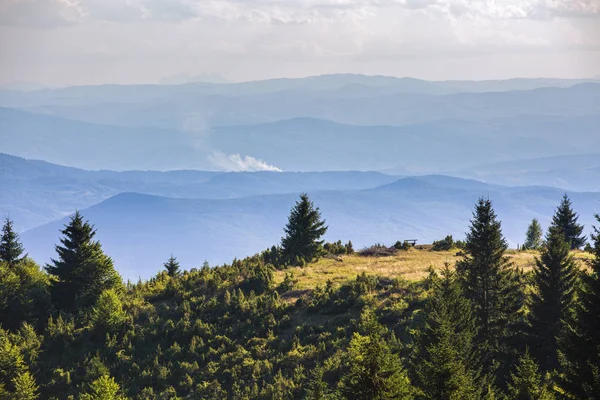 Krásné horské scenérie v Srbsku v létě — Stock fotografie