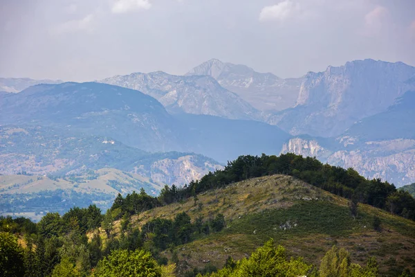 夏の間にセルビアの美しい山の風景 — ストック写真