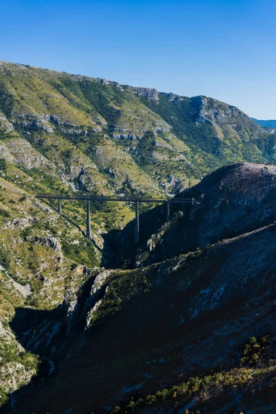 Paisagem com o viaduto Mala Rijeka na Sérvia — Fotografia de Stock