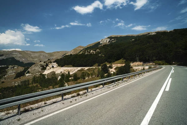 Hermoso camino de montaña a través de Montenegro —  Fotos de Stock