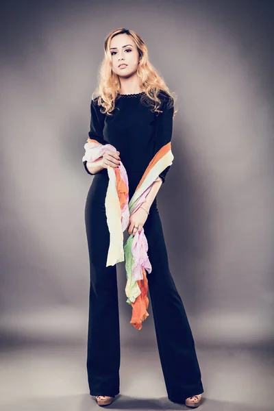 Schöne blonde Frau posiert Mode im Studio — Stockfoto