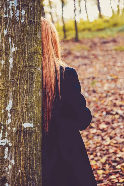 sarışın bir kadın arkadan gördüm bir ağaca yaslanmış