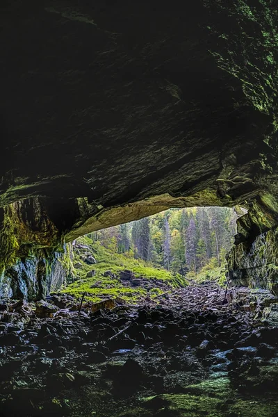 Coiba Mare jeskyně pohled zevnitř k východu — Stock fotografie