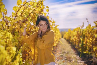 Genç esmer güzel güneşli bir sonbahar doğada sahiptir