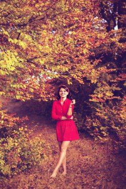 Genç esmer güzel güneşli bir sonbahar doğada sahiptir