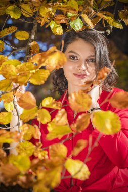 Genç esmer güzel güneşli bir sonbahar doğada sahiptir