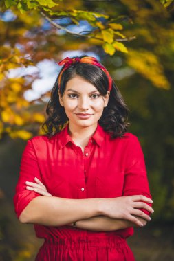 Genç esmer güzel güneşli bir sonbahar doğada sahiptir