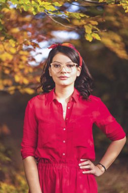 Genç esmer güzel güneşli bir sonbahar doğada sahiptir