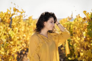 Genç esmer güzel güneşli bir sonbahar doğada sahiptir