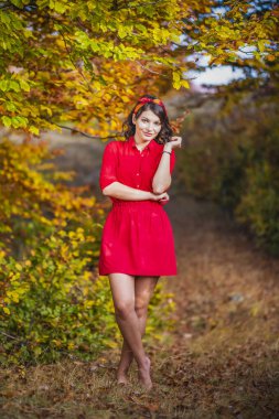 Genç esmer güzel güneşli bir sonbahar doğada sahiptir