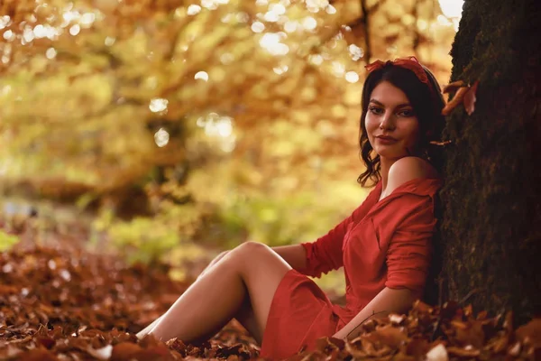 Mooie jonge brunette geniet van een zonnige dag van de herfst in de natuur — Stockfoto