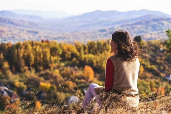美しい若いブロンド自然の秋の晴れた日 — ストック写真