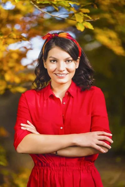 Schöne junge Brünette genießt einen sonnigen Herbsttag in der Natur — Stockfoto