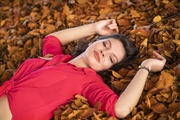 Beautiful young brunette enjoys a sunny day of autumn in nature — Stock Photo, Image