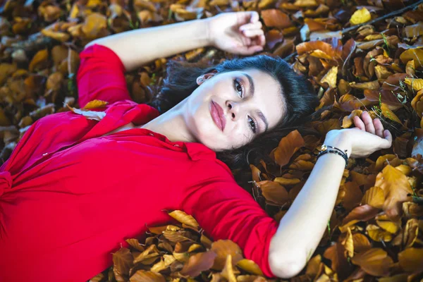 Beautiful young brunette enjoys a sunny day of autumn in nature — Stock Photo, Image