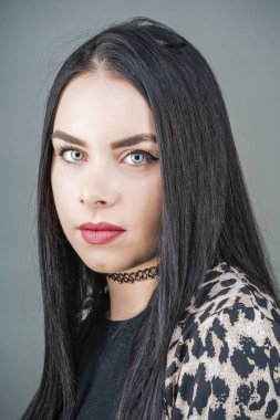 Stüdyo güzel gözlü esmer portresi