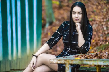 Sonbahar ormanın yakınında güzel bir esmer ile resmi bir