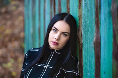 Sonbahar ormanın yakınında güzel bir esmer ile resmi bir