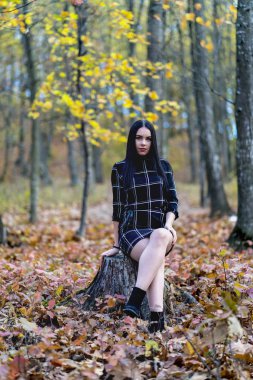 Ormanda aut sırasında poz güzel ve zarif esmer