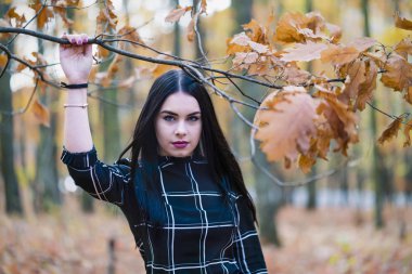 Ormanda aut sırasında poz güzel ve zarif esmer