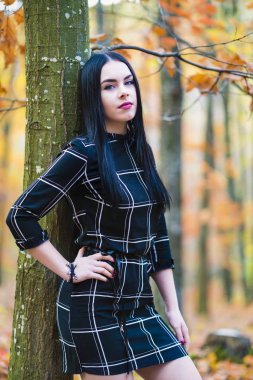 Ormanda aut sırasında poz güzel ve zarif esmer