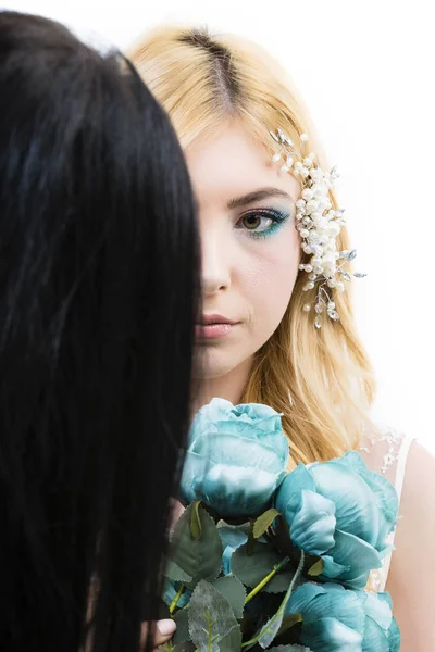 Młoda kobieta w salonie sprawia, że makijaż ślub — Zdjęcie stockowe