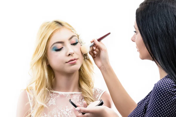 Een jonge vrouw op de salon maakt haar make-up voor bruiloft — Stockfoto