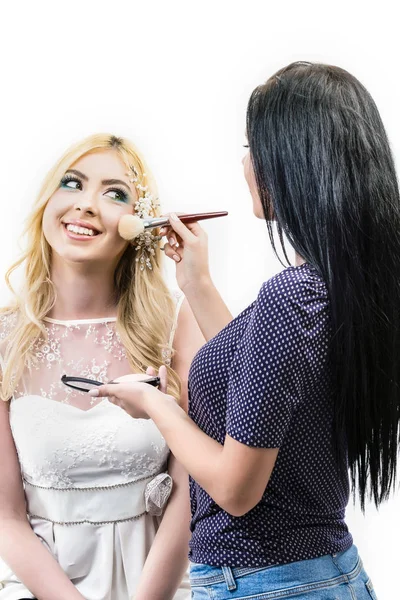 A young woman at the salon makes her wedding makeup — Stock Photo, Image