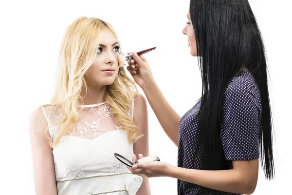 Молодая женщина в салоне делает свадебный макияж — стоковое фото